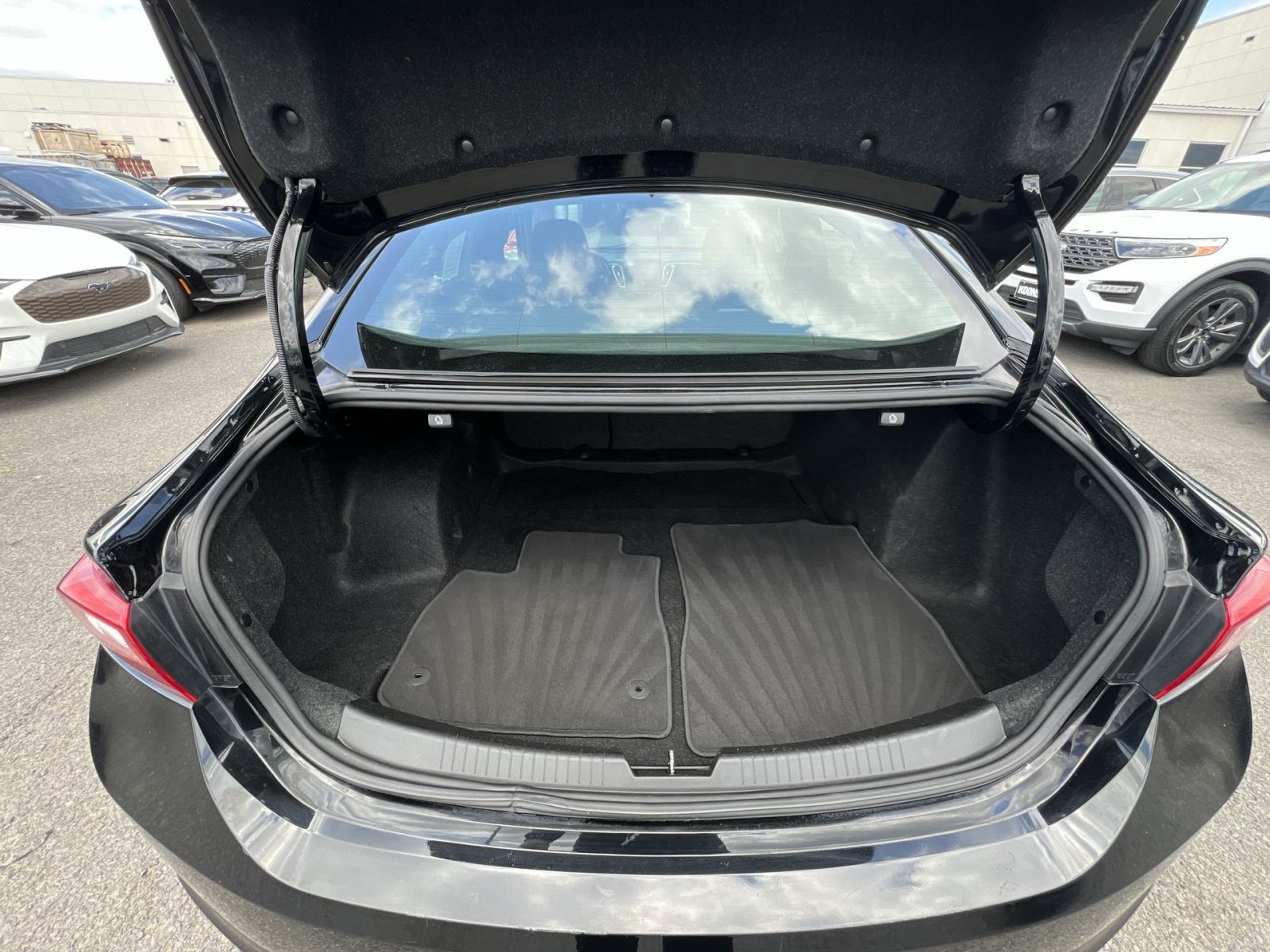 Used 2023 Chevrolet Malibu LT FWD image 32