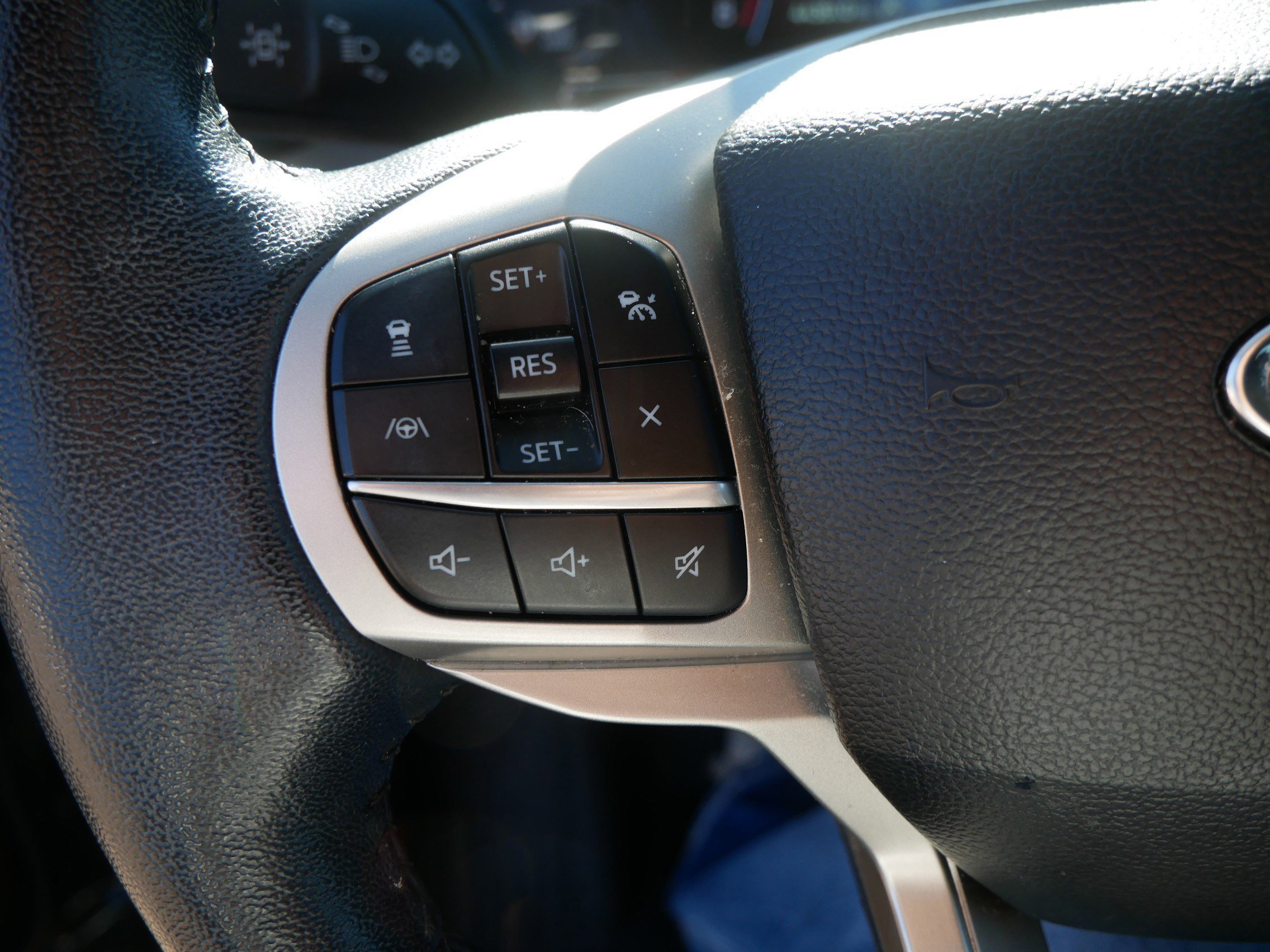 Certified 2022 Ford Explorer XLT w/ Equipment Group 202A image 28