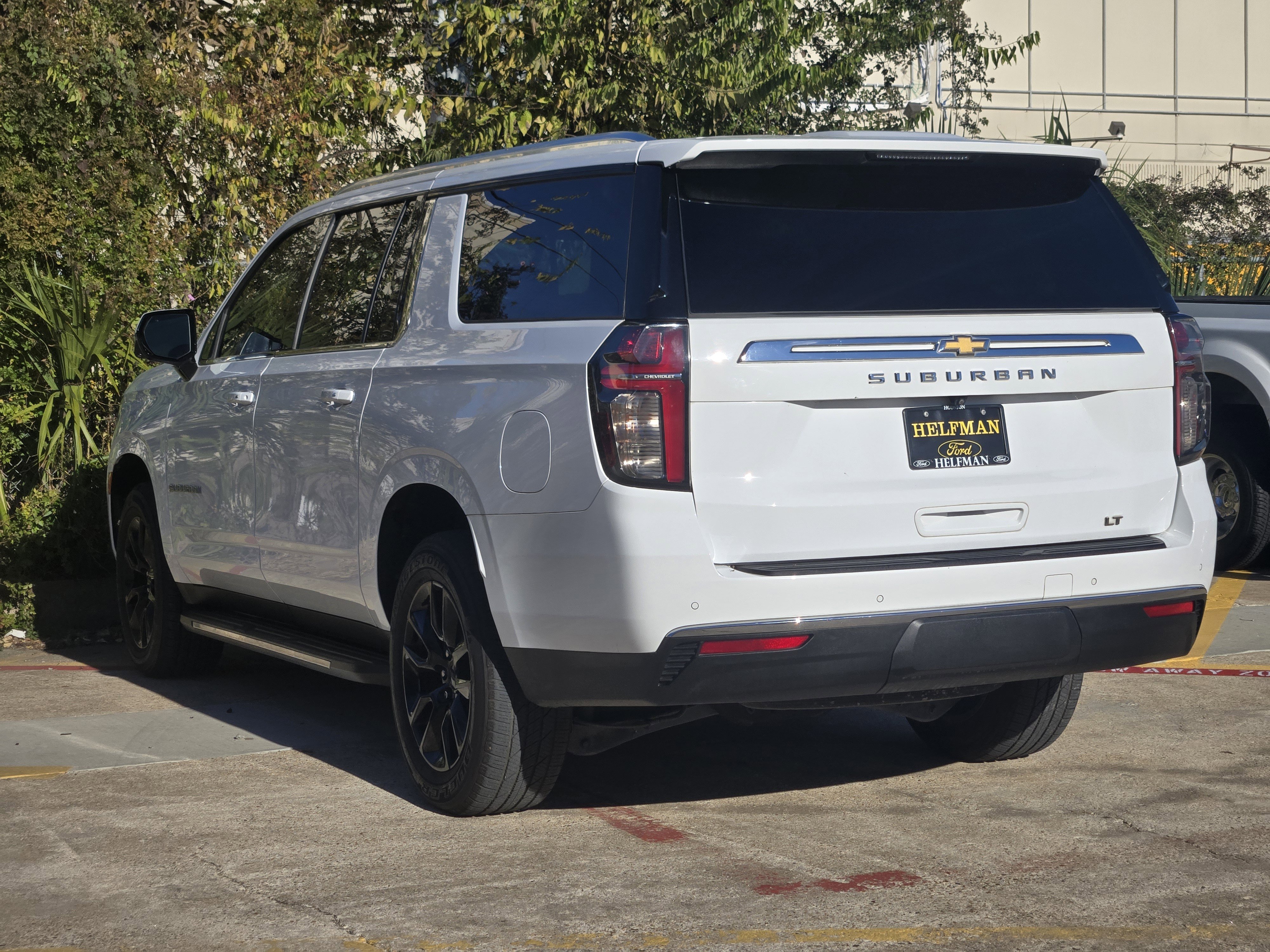 Used 2022 Chevrolet Suburban LT w/ Luxury Package image 4