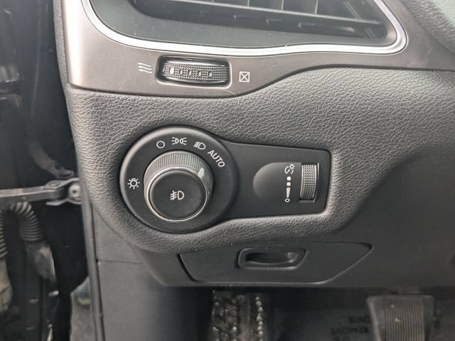 Used 2019 Jeep Cherokee Latitude w/ Popular Appearance Group AWD/4WD image 12