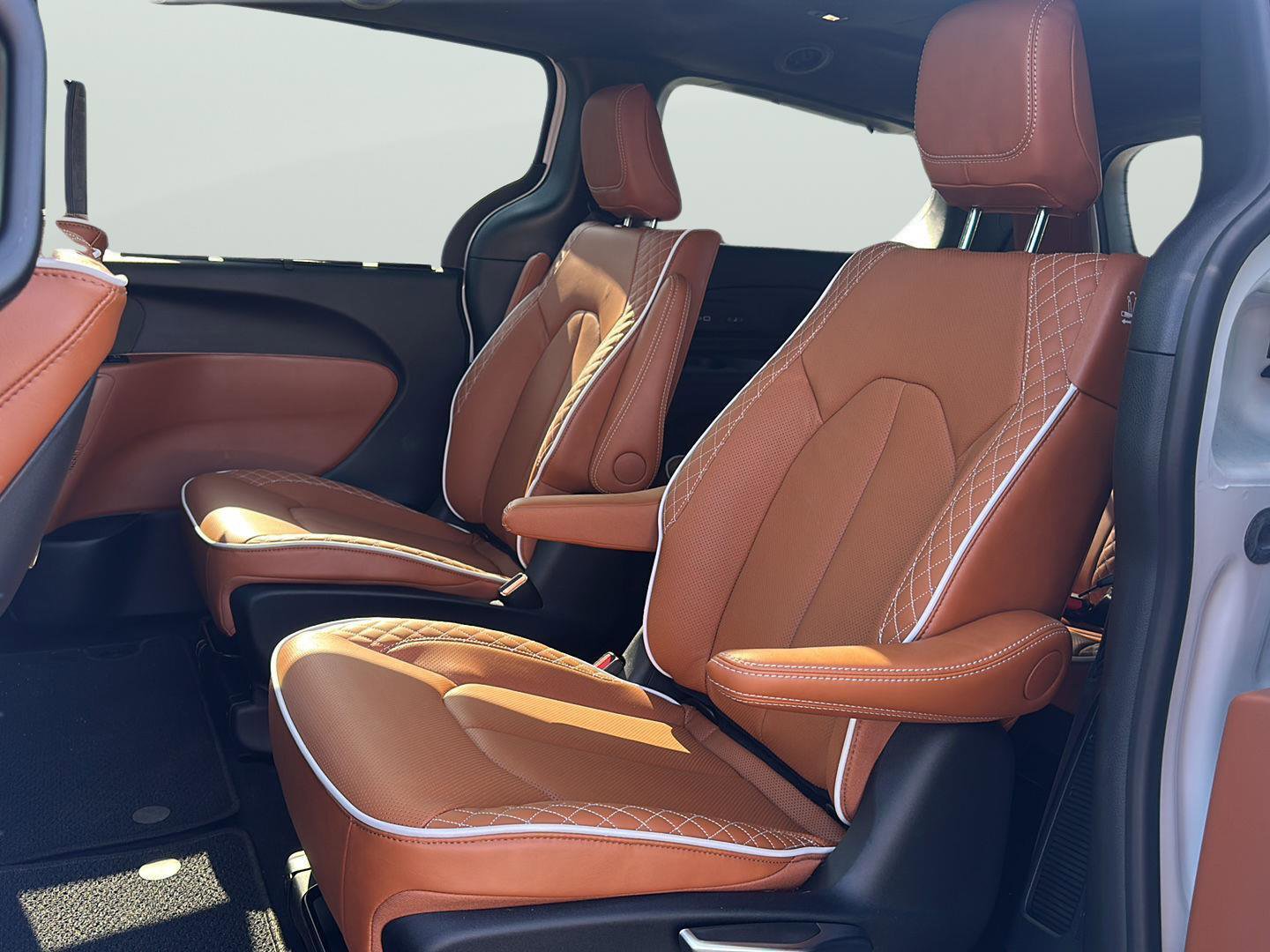 Used 2026 Chrysler Pacifica Pinnacle w/ Trailer Tow Group image 24