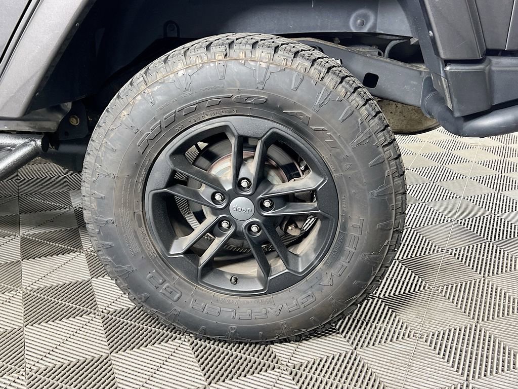 Used 2017 Jeep Wrangler Unlimited Sahara AWD/4WD image 35