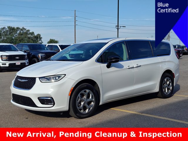Used 2024 Chrysler Pacifica Limited AWD/4WD image 1