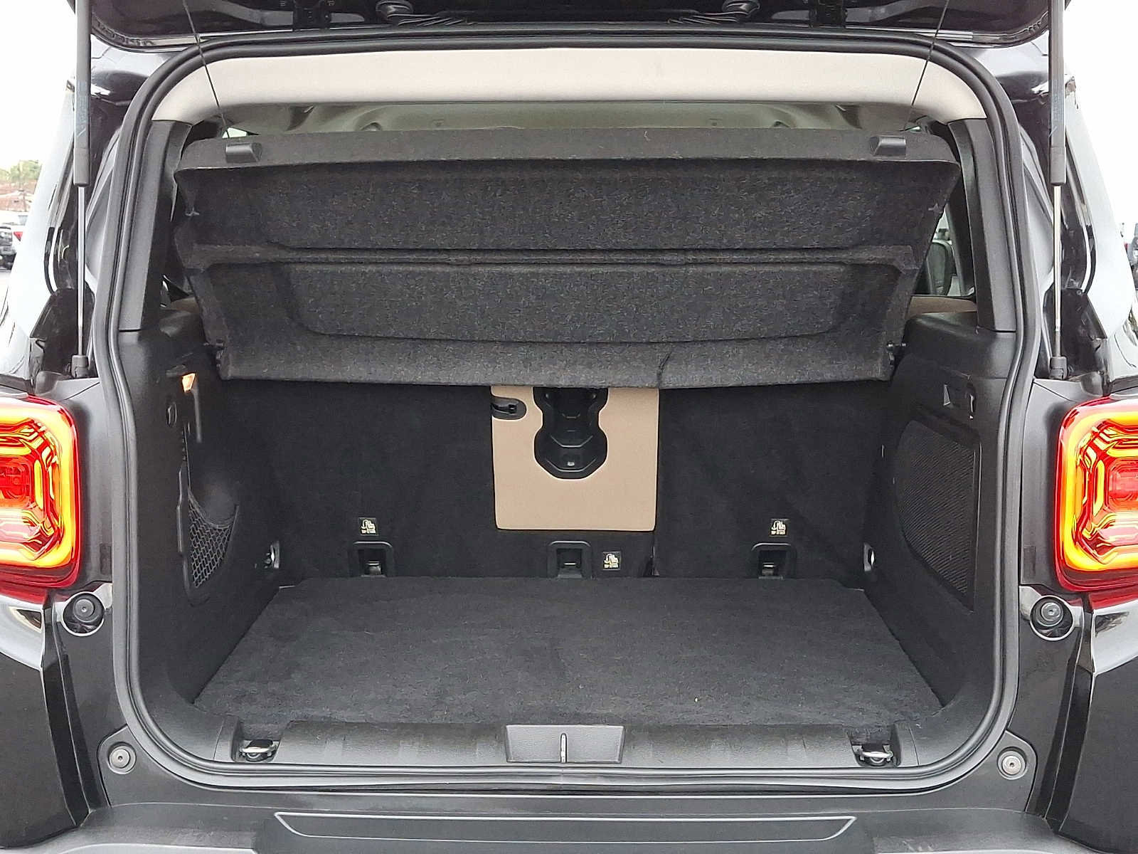 Used 2019 Jeep Renegade Latitude w/ UConnect 8.4 Nav Group image 28