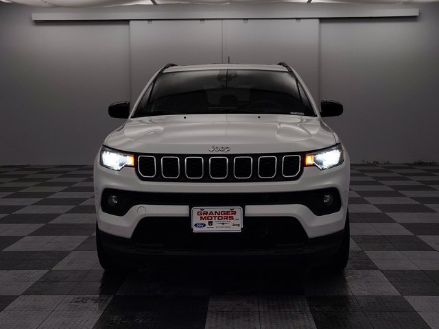 Used 2025 Jeep Compass Latitude w/ Sun & Sound Group AWD/4WD image 4