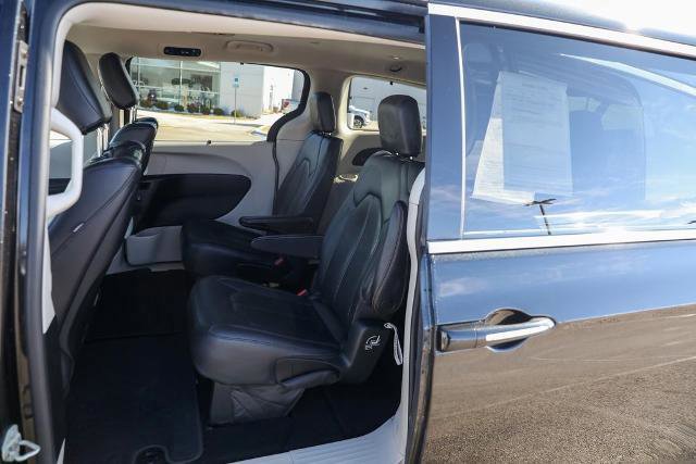 Used 2018 Chrysler Pacifica Touring-L Plus w/ Tire & Wheel Group image 21