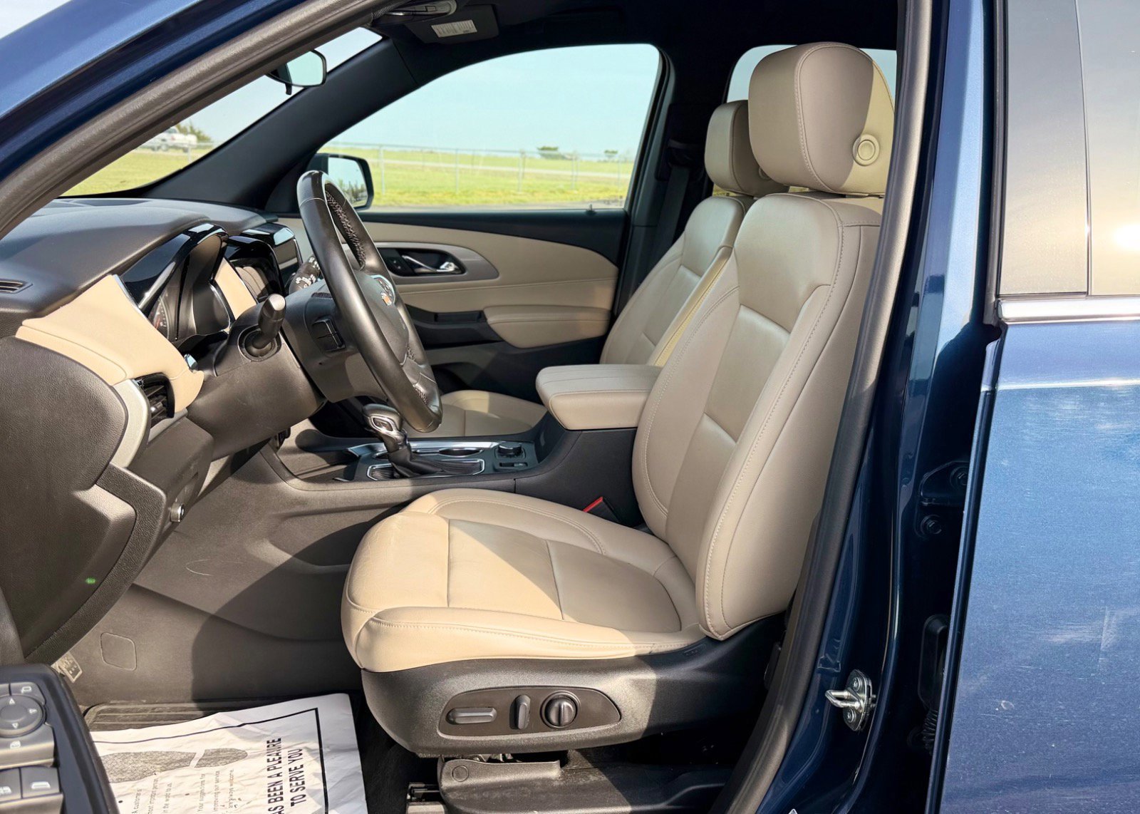 Used 2023 Chevrolet Traverse LT image 17