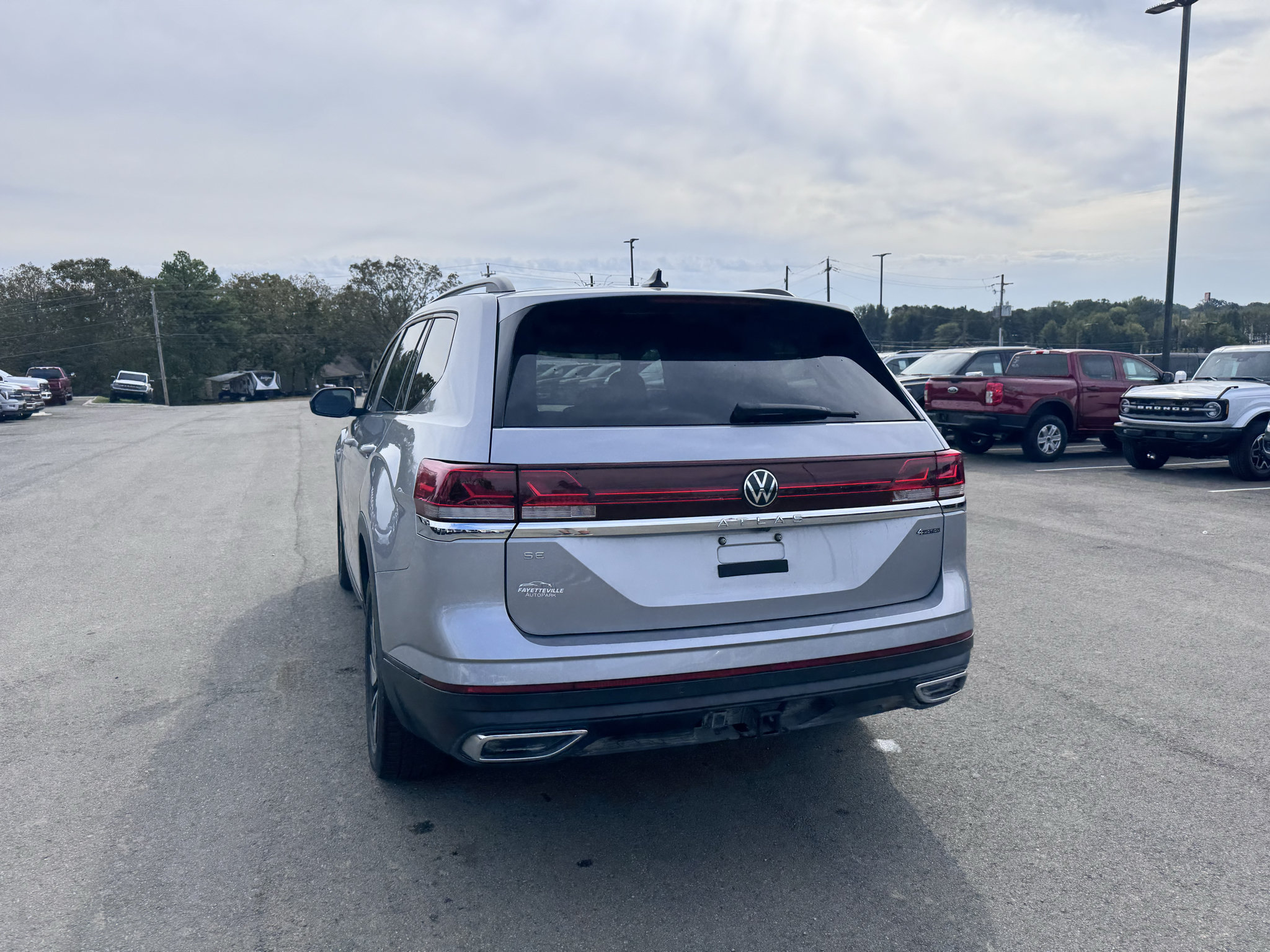 Used 2024 Volkswagen Atlas SE AWD/4WD image 16