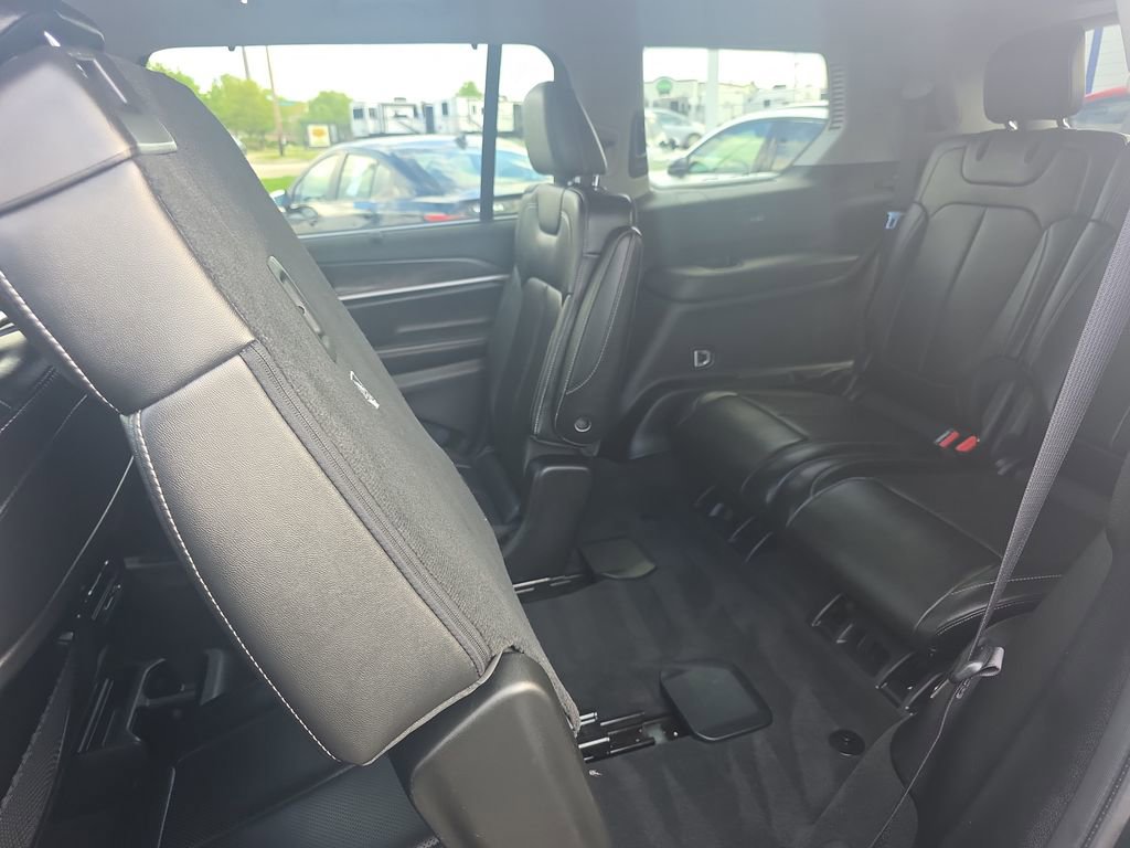 Used 2023 Jeep Grand Cherokee L Limited w/ Luxury Tech Group II AWD/4WD image 44