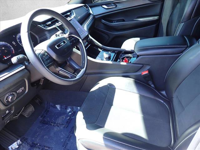Used 2023 Jeep Grand Cherokee Altitude AWD/4WD image 12