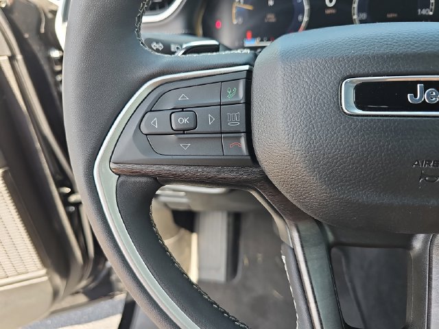 Used 2025 Jeep Grand Cherokee Limited AWD/4WD image 20