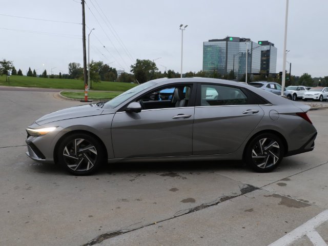 Used 2024 Hyundai Elantra Limited FWD image 4