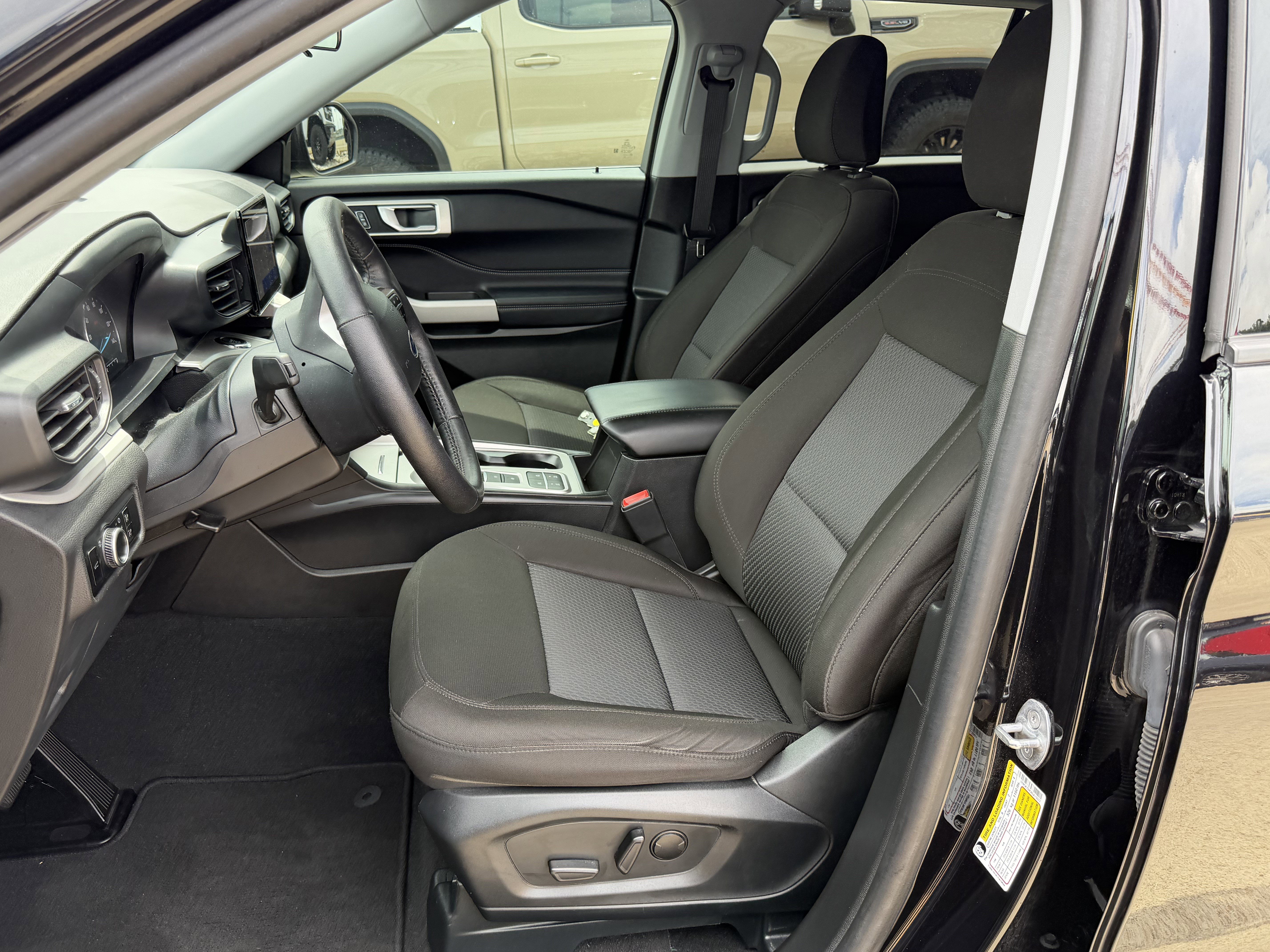 Certified 2024 Ford Explorer XLT RWD image 16