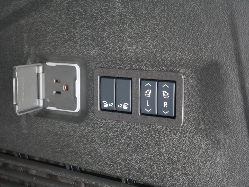 Used 2025 GMC Yukon XL Denali AWD/4WD image 16