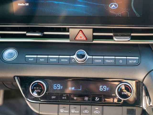 Used 2024 Hyundai Elantra Blue image 28