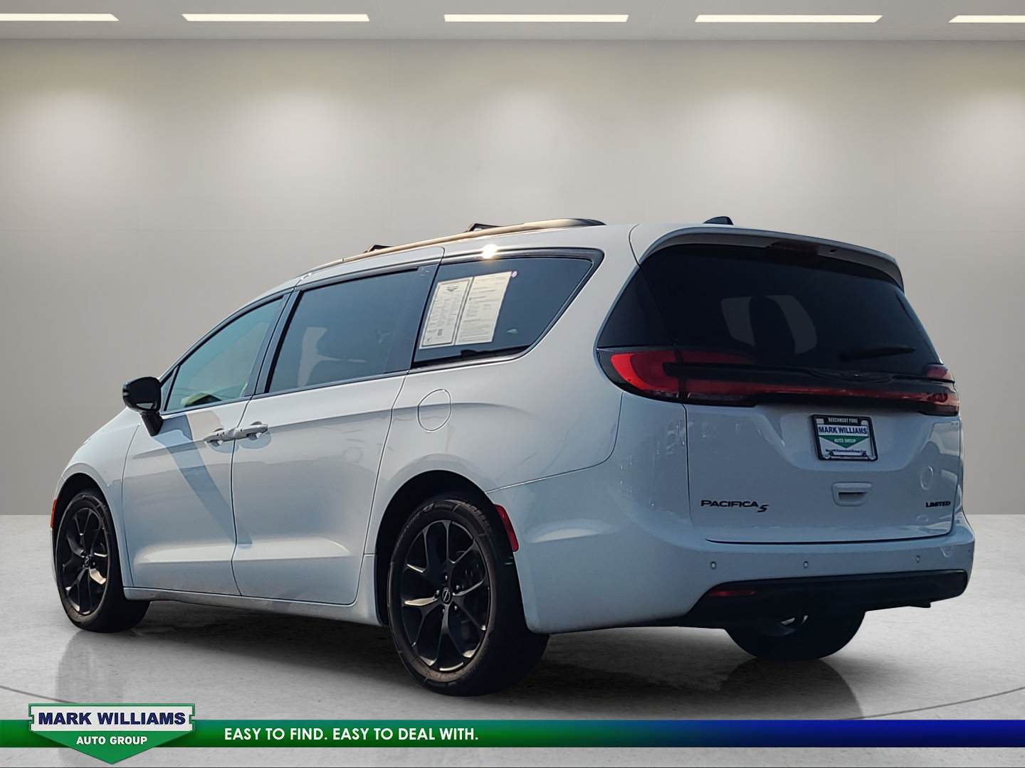 Used 2025 Chrysler Pacifica Limited FWD image 14
