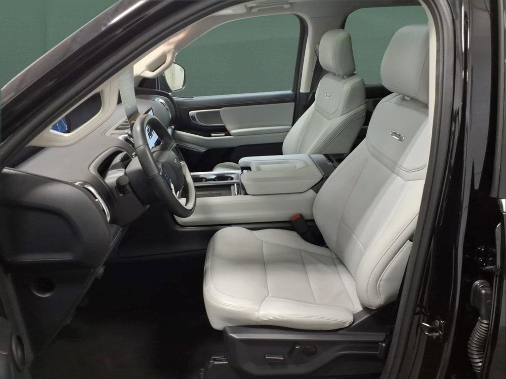 Certified 2025 Ford Expedition Max Platinum w/ Driver's Package AWD/4WD image 17