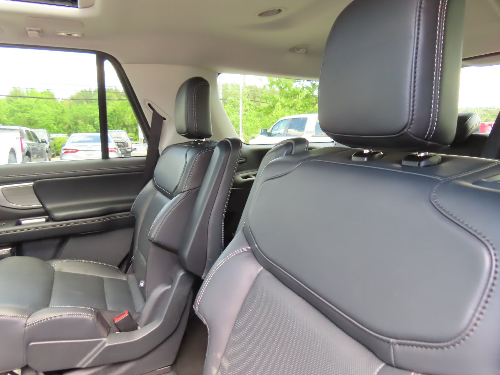 Certified 2025 Ford Expedition Platinum w/ Driver's Package AWD/4WD image 36
