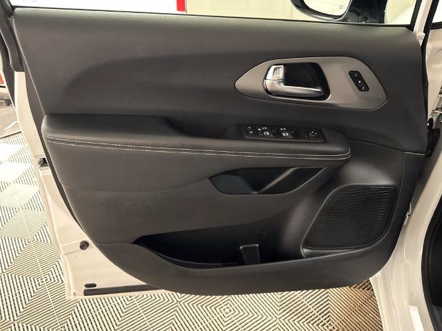 Used 2025 Chrysler Pacifica Select FWD image 15