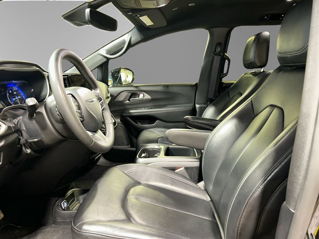 Used 2025 Chrysler Pacifica Select image 13