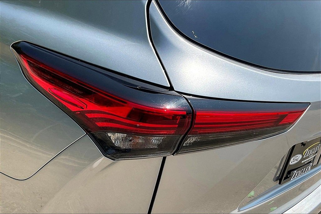Used 2021 Toyota Highlander LE image 30