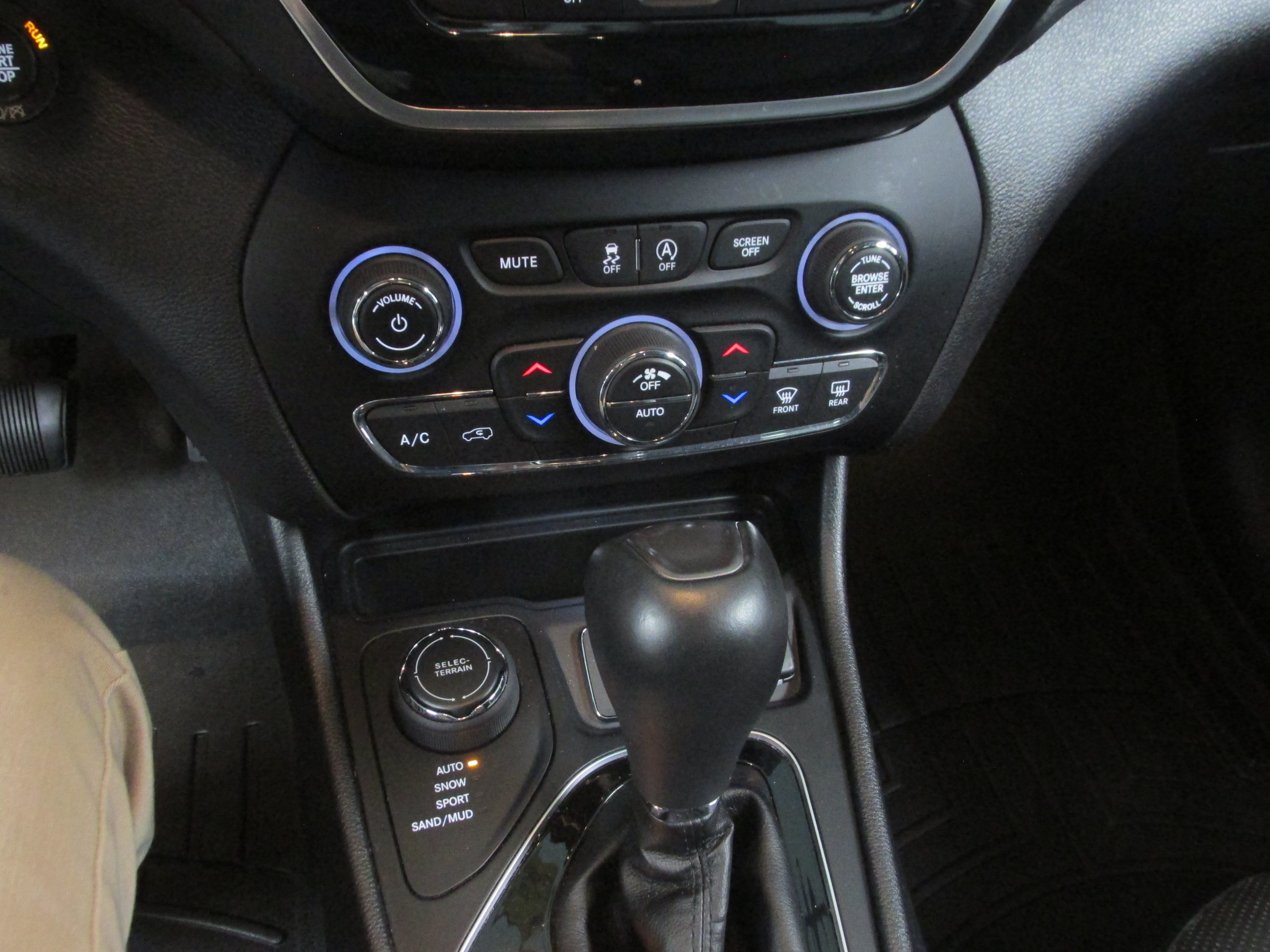 Used 2019 Jeep Cherokee Limited AWD/4WD image 39
