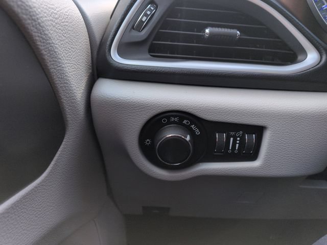 Used 2017 Chrysler Pacifica Touring w/ Tire & Wheel Group FWD image 33