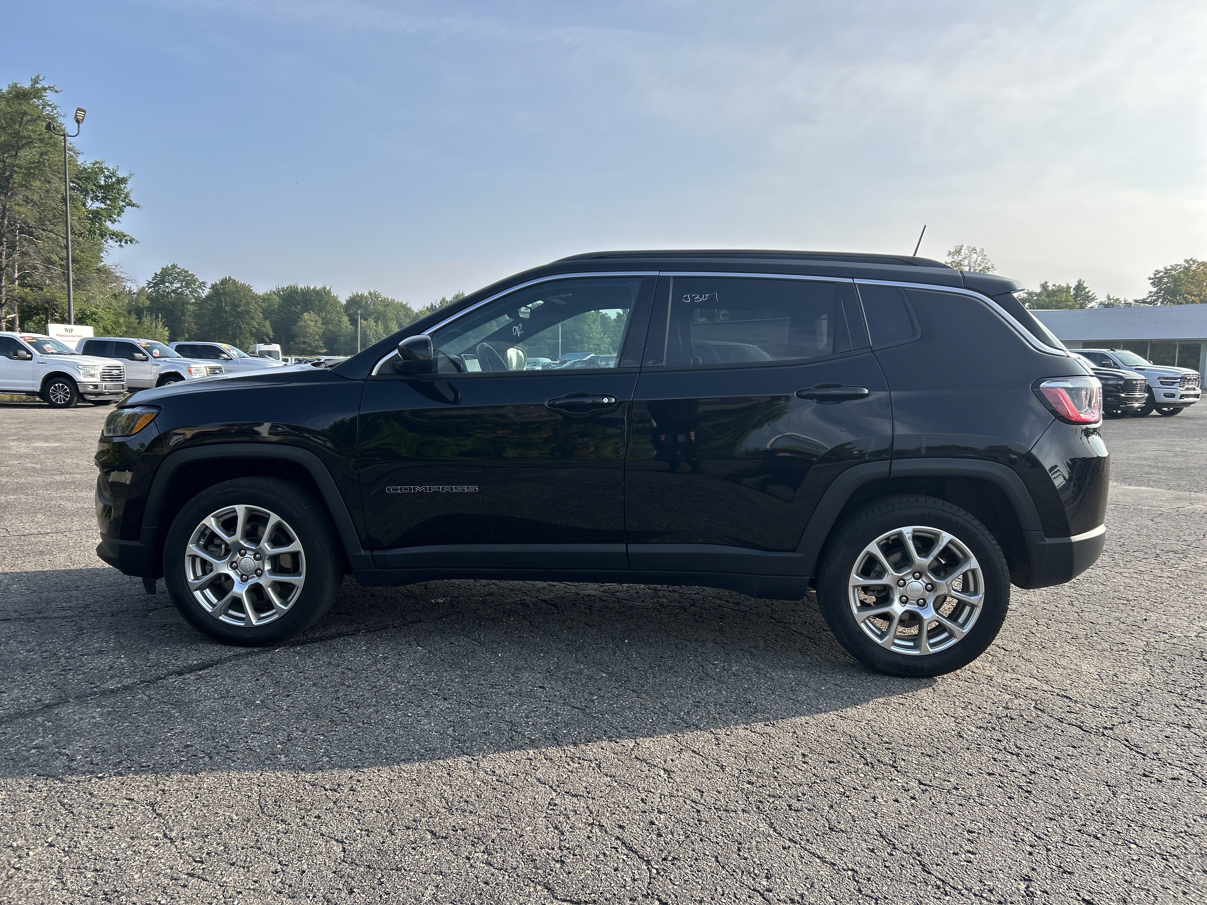 Used 2023 Jeep Compass Latitude AWD/4WD image 7