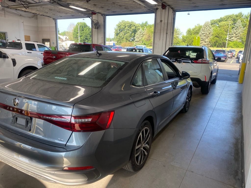 Used 2025 Volkswagen Jetta SE FWD image 4