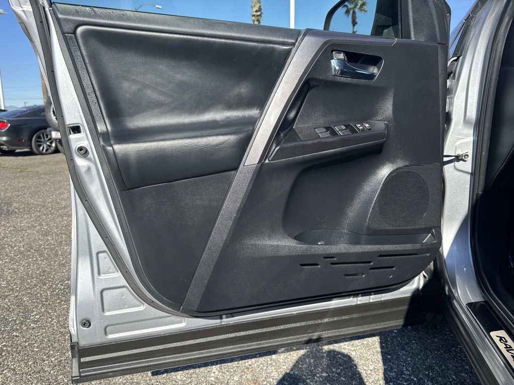 Used 2018 Toyota RAV4 SE w/ Advanced Technology Package image 18