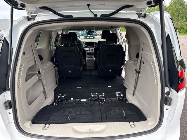 Used 2022 Chrysler Pacifica Touring-L FWD image 6