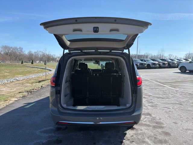 Used 2023 Chrysler Pacifica Touring-L image 10