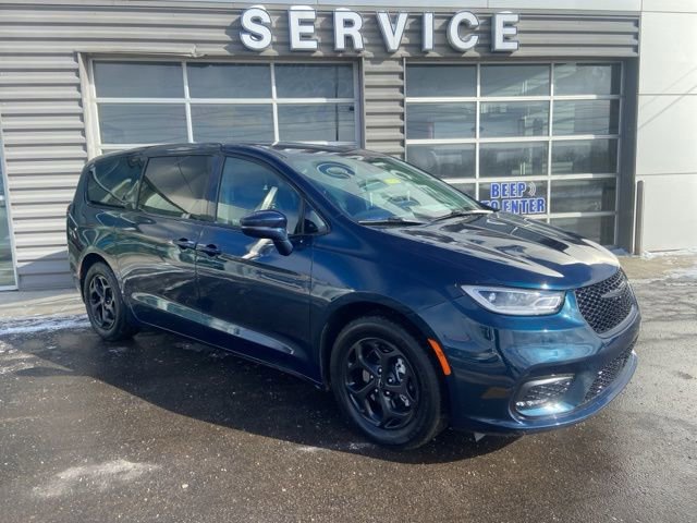 Used 2022 Chrysler Pacifica Touring-L w/ S Appearance Package image 4