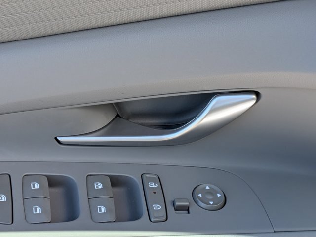 Used 2025 Hyundai Elantra Hybrid FWD image 13