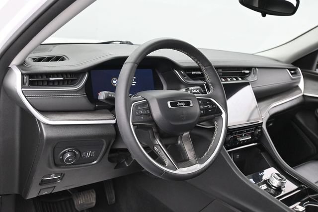Used 2023 Jeep Grand Cherokee L Limited AWD/4WD image 17