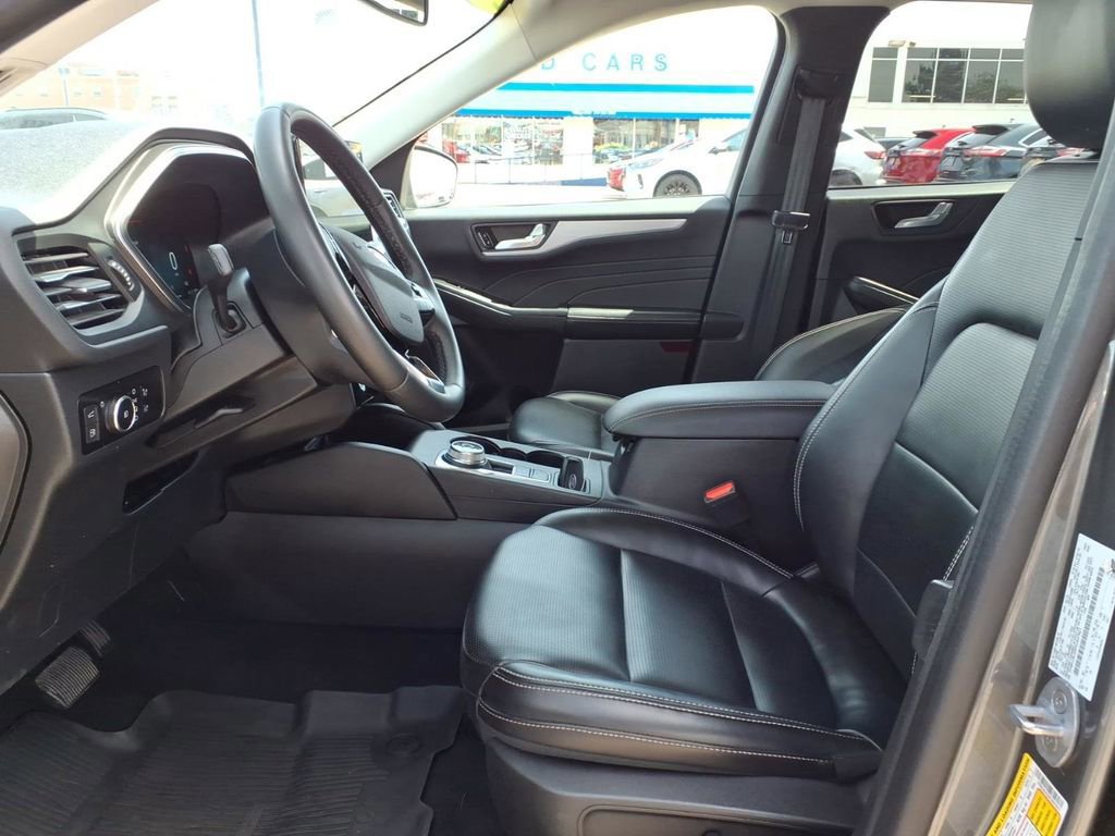 Certified 2023 Ford Escape Platinum w/ Class II Trailer Tow Package AWD/4WD image 14