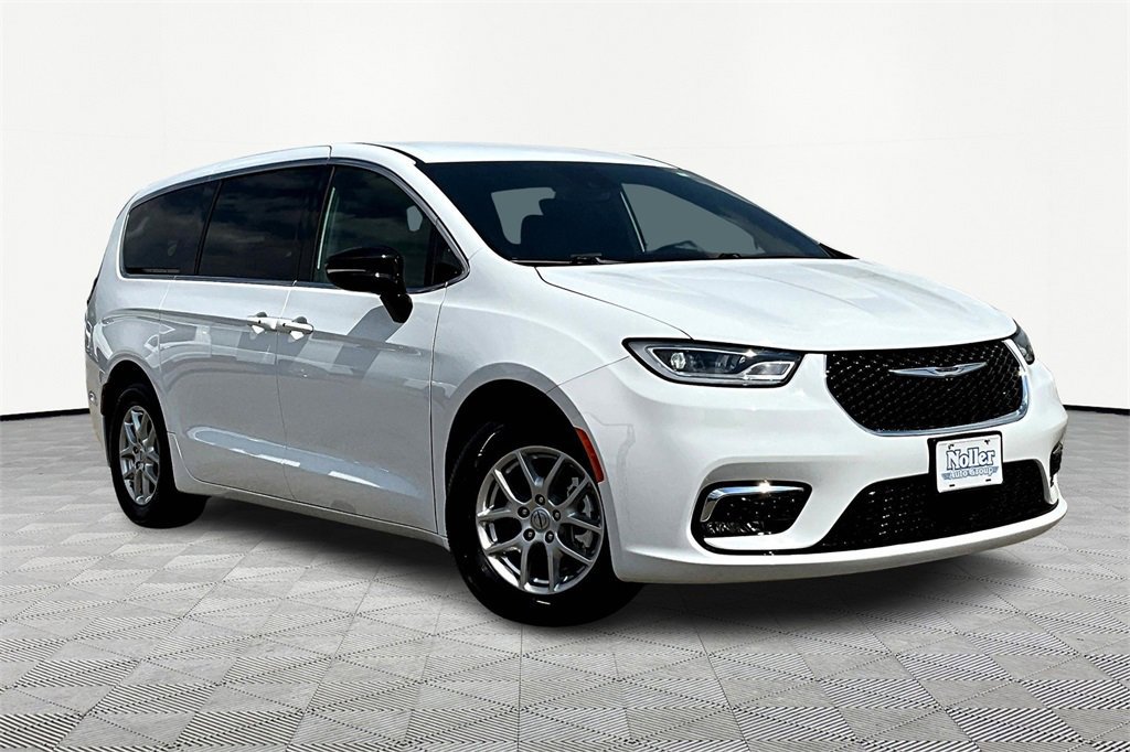 Used 2025 Chrysler Pacifica Select image 5