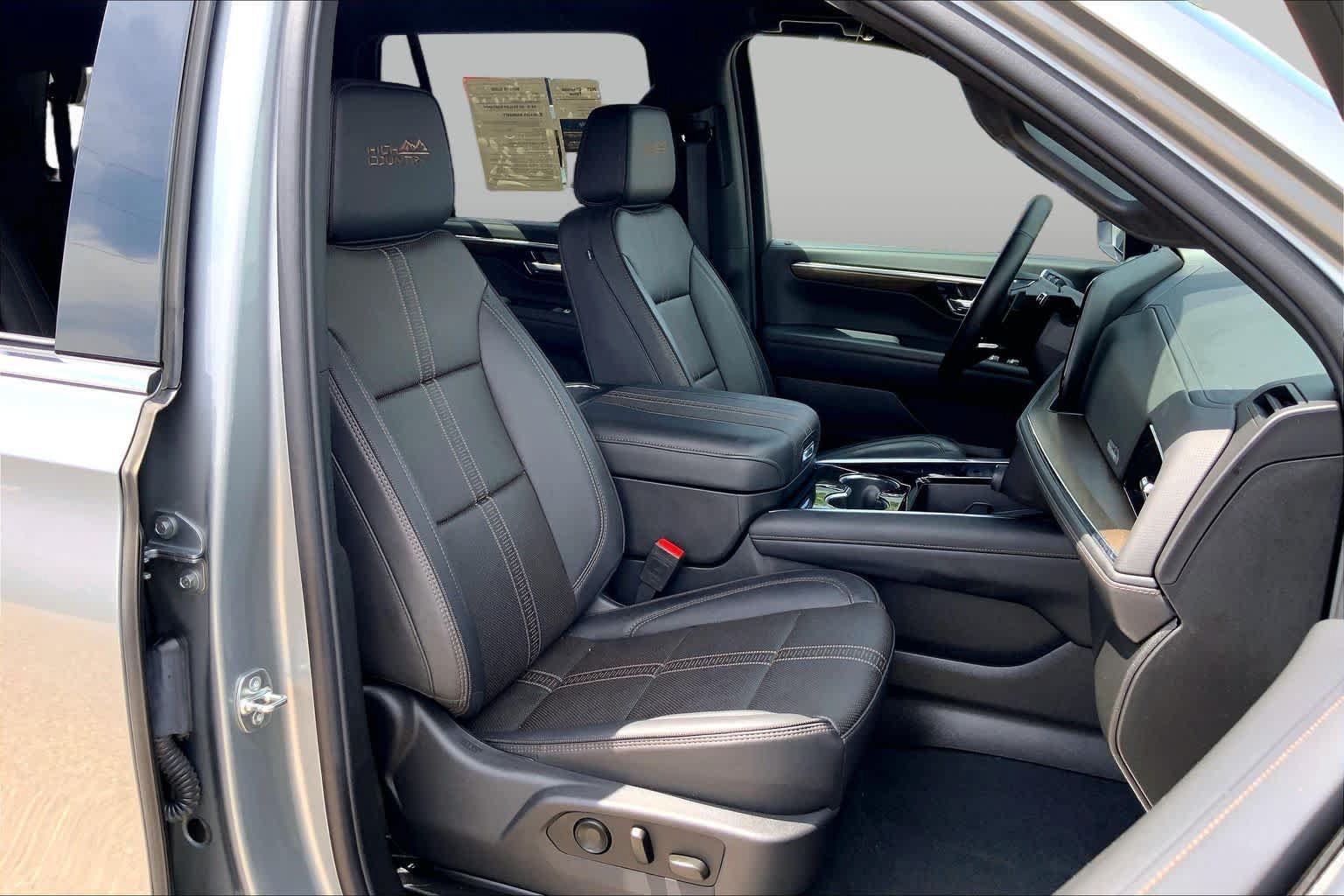 Used 2025 Chevrolet Tahoe High Country AWD/4WD image 17
