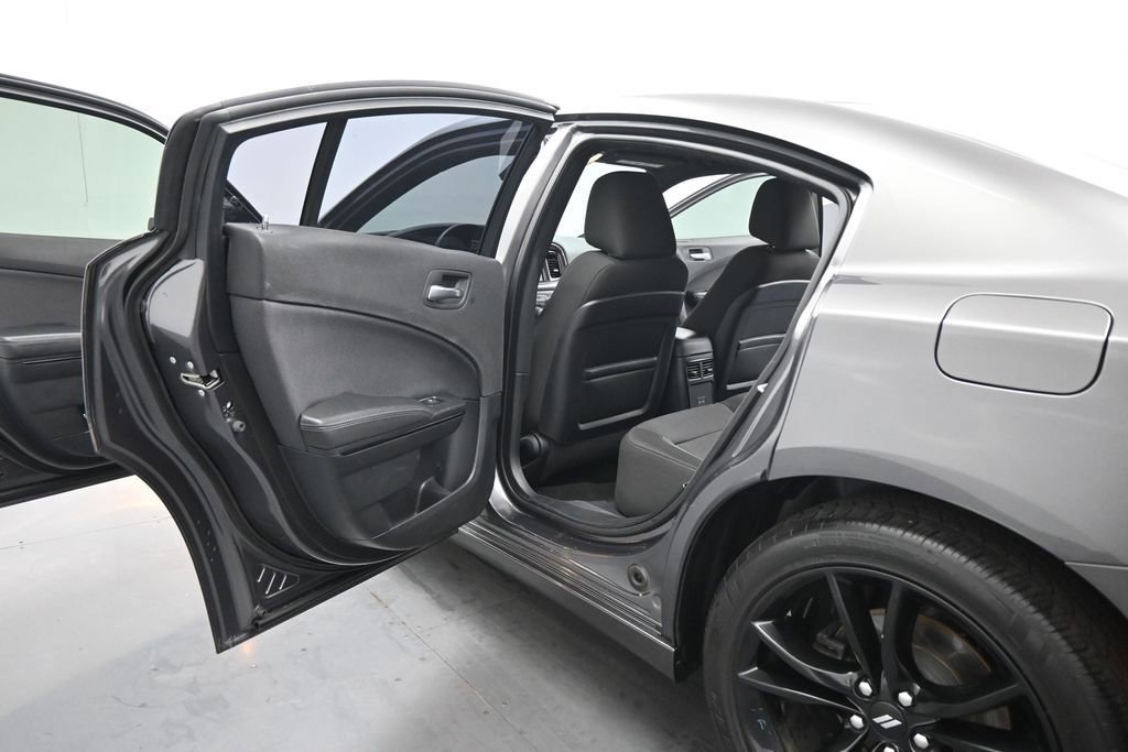 Used 2017 Dodge Charger SE w/ Blacktop Package RWD image 16