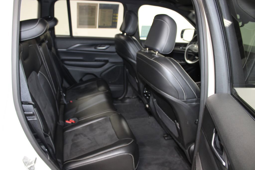 Used 2024 Jeep Grand Cherokee Altitude AWD/4WD image 32