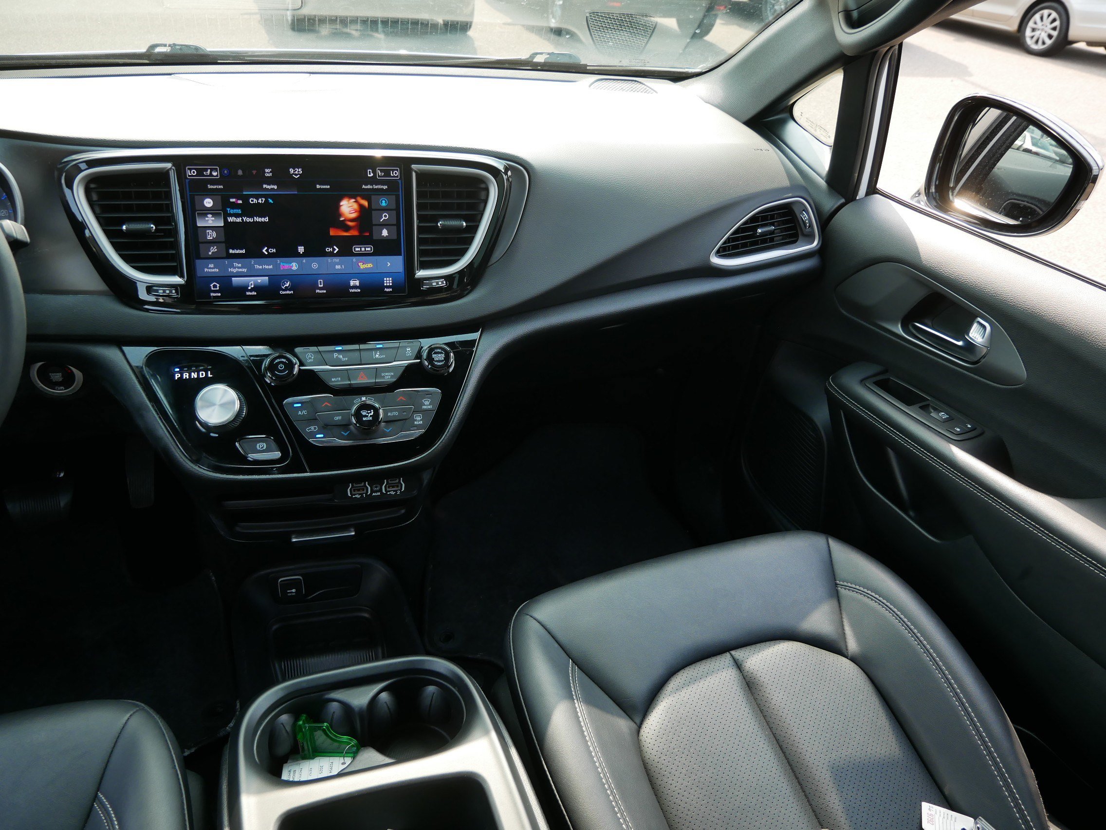 Used 2025 Chrysler Pacifica Select FWD image 11
