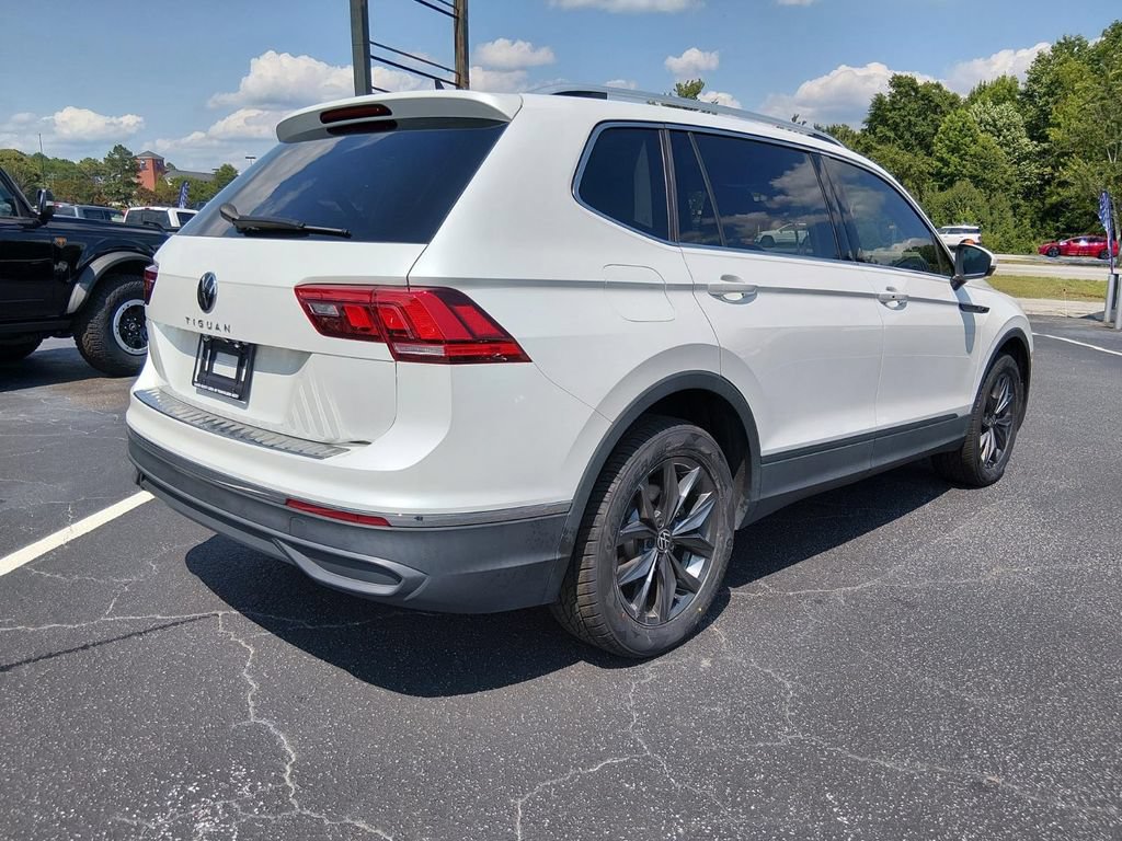 Used 2023 Volkswagen Tiguan SE w/ Panoramic Sunroof Package FWD image 4