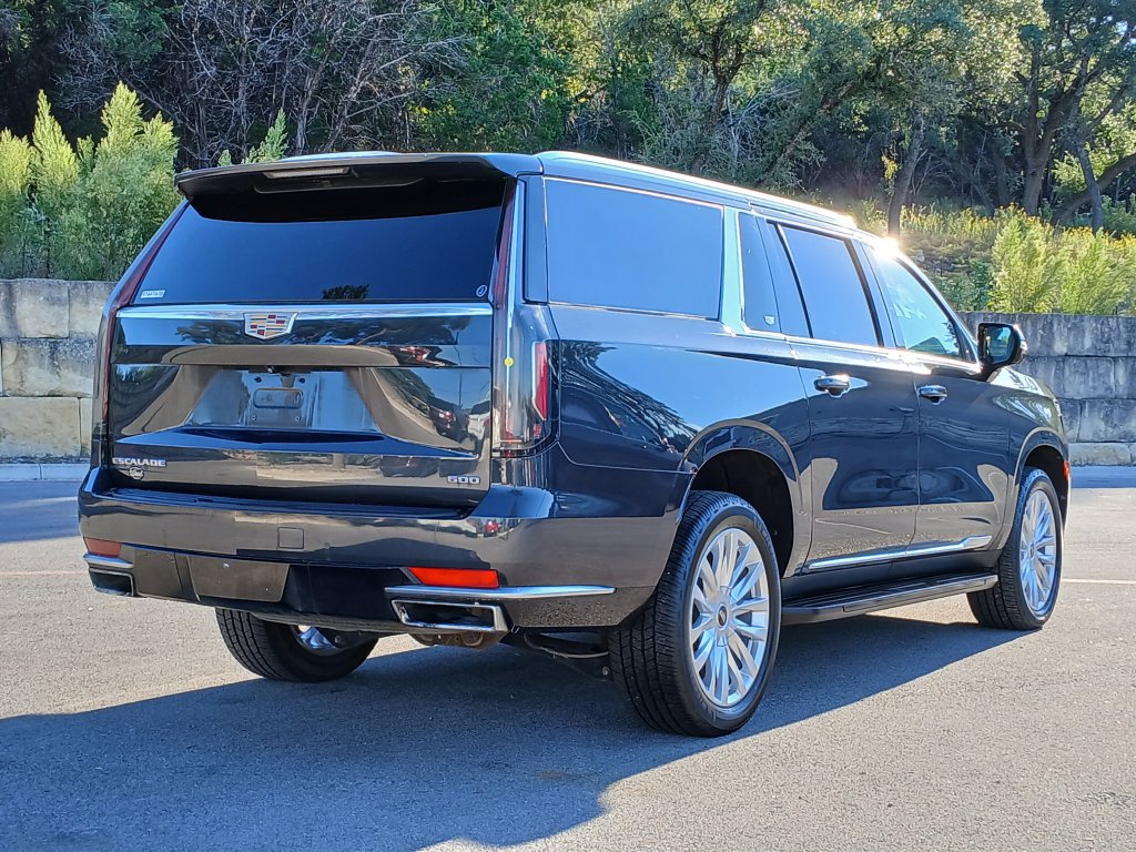 Used 2022 Cadillac Escalade ESV Luxury AWD/4WD image 3