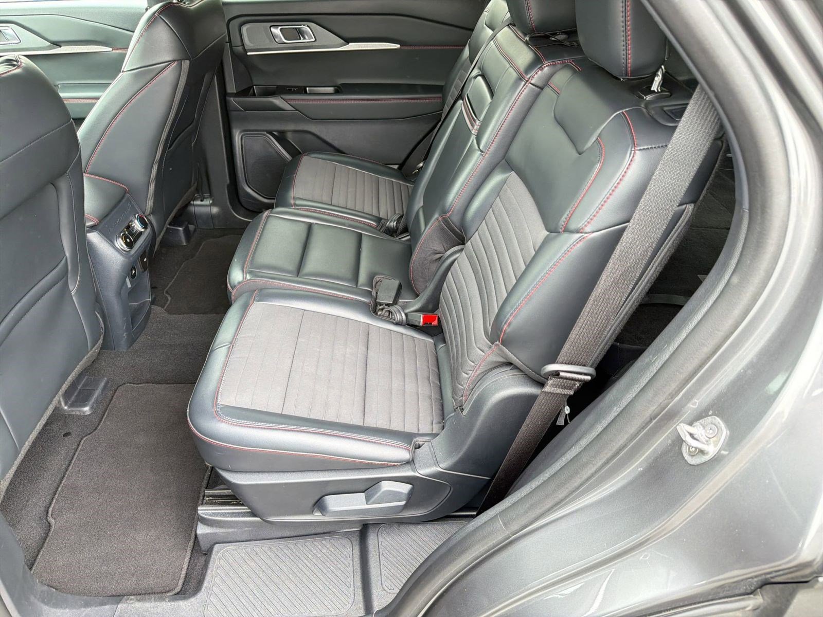 Certified 2025 Ford Explorer ST-Line w/ ST-Line Street Pack AWD/4WD image 15
