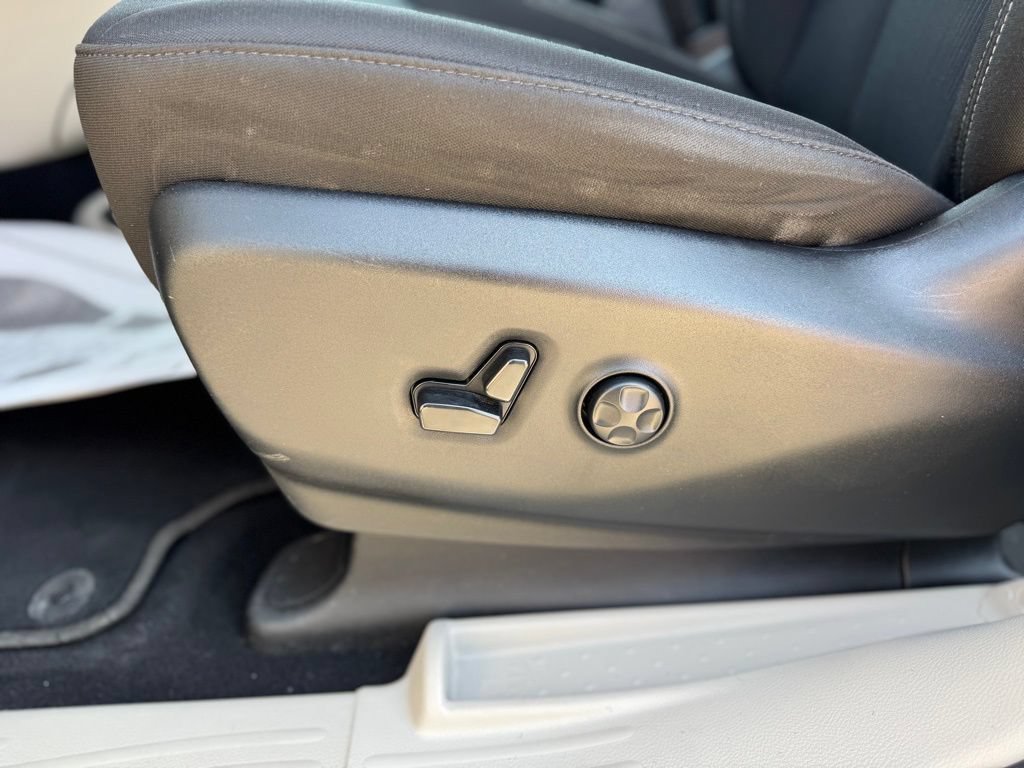 Used 2023 Chrysler Voyager LX FWD image 13