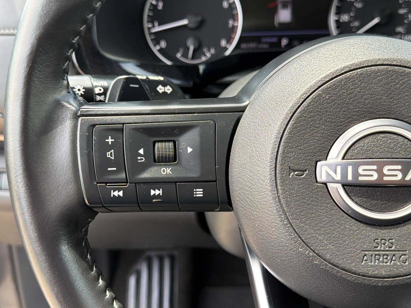 Used 2025 Nissan Pathfinder SV FWD image 16
