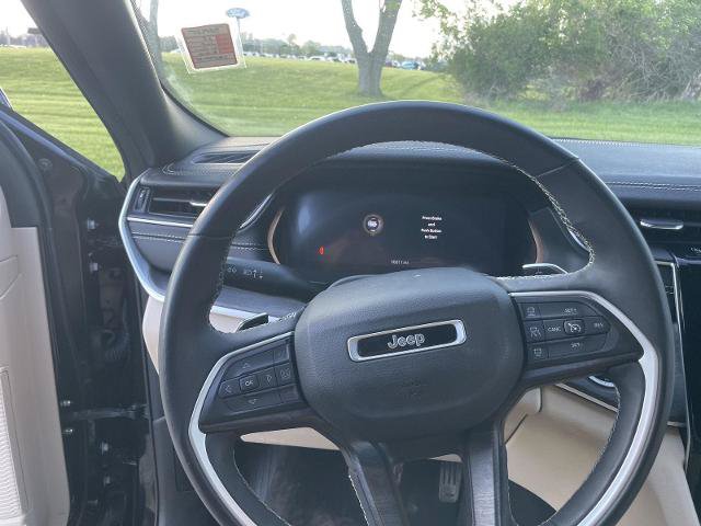 Used 2023 Jeep Grand Cherokee Limited w/ Black Appearance Package AWD/4WD image 16