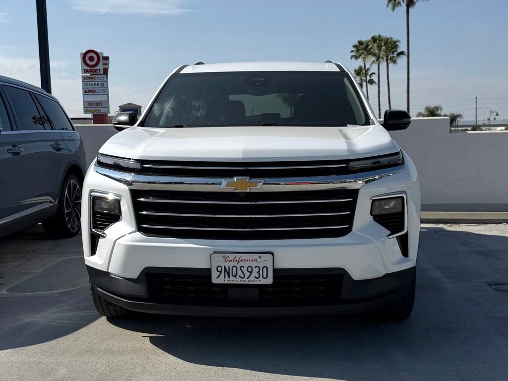 Used 2025 Chevrolet Traverse LT image 2