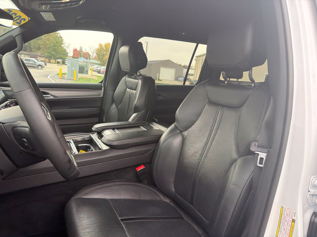 Used 2025 Jeep Wagoneer L Series II w/ 8-pass Seating Package AWD/4WD image 13