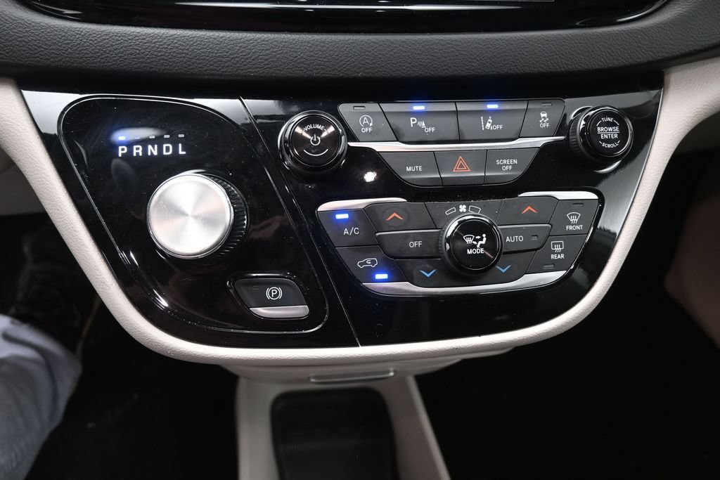 Used 2024 Chrysler Pacifica Touring-L FWD image 26